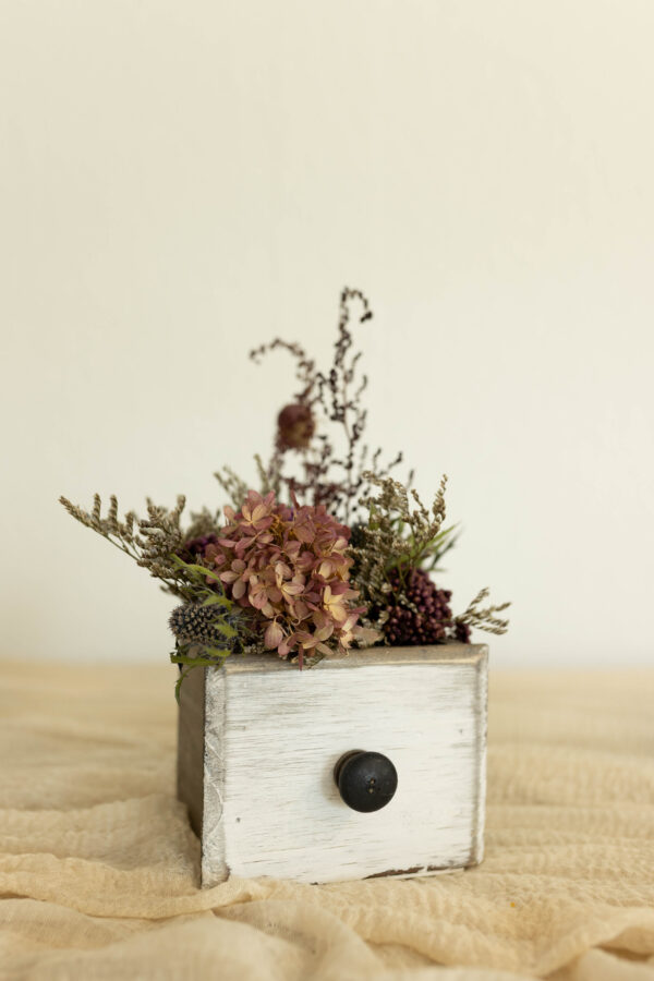 Holzschublade mit Trockenblumen im Landhausstil