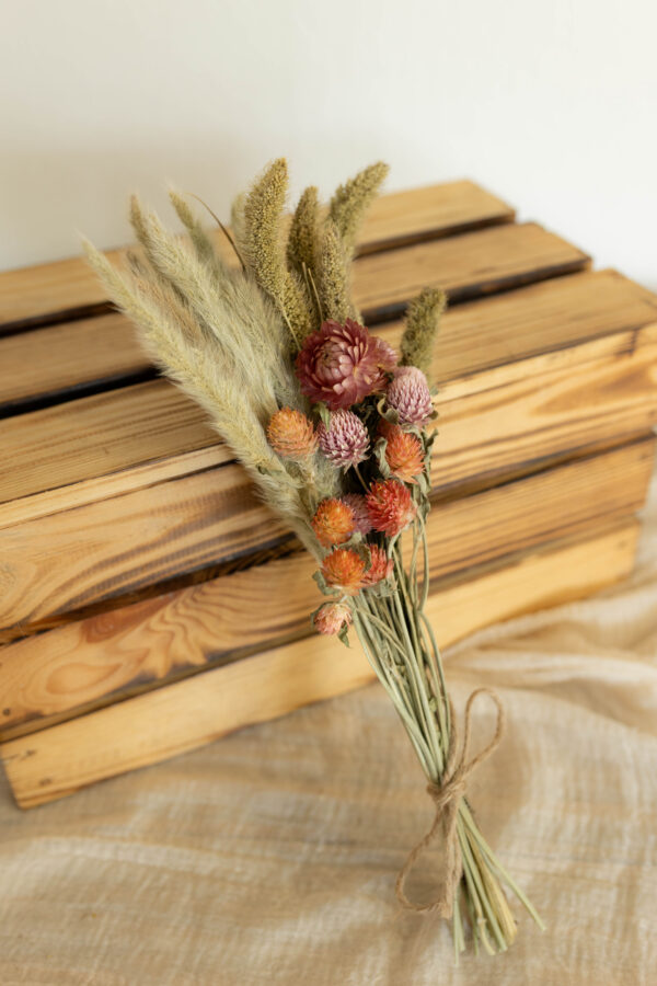 Kleiner Trockenblumenstrauß in Rot, Orange und Beige