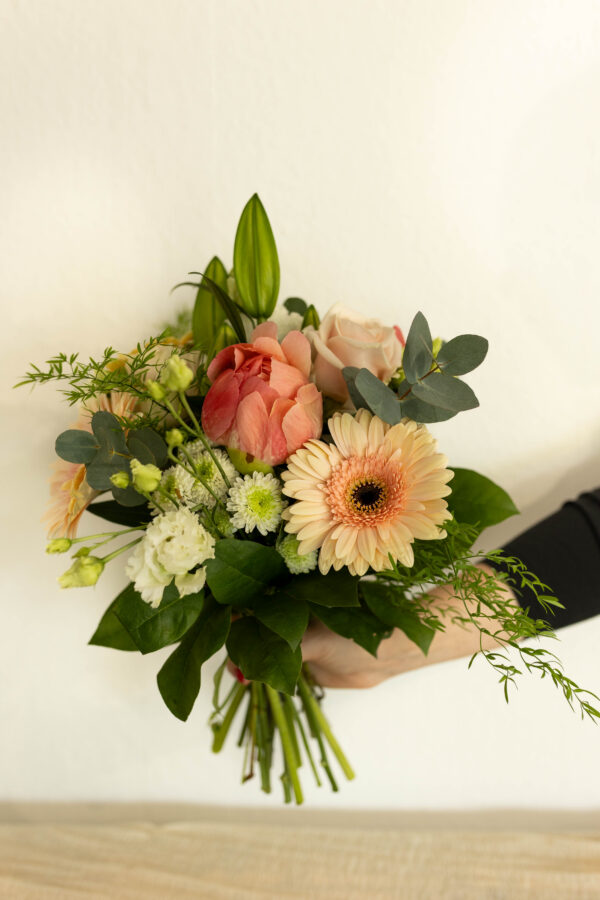 Blumenstrauß / aprico und weiß
