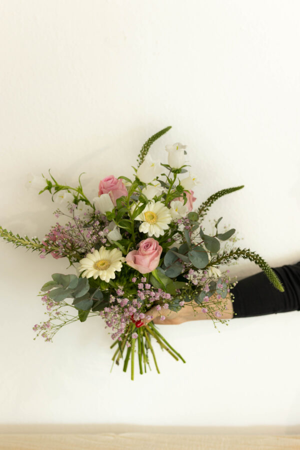 Blumenstrauß / locker gebunden in rosa und weiß