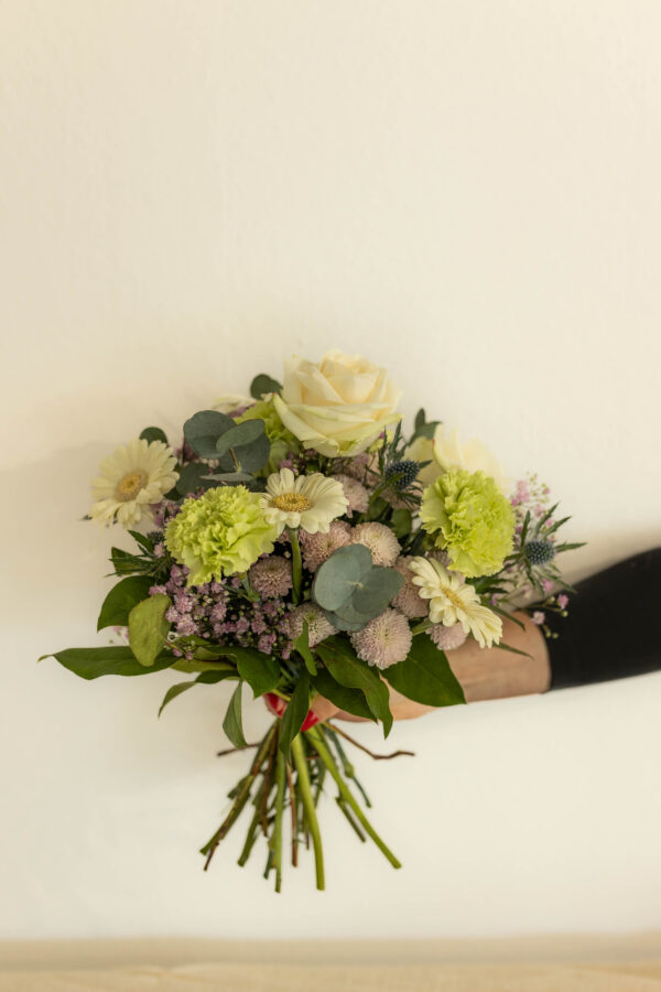 Blumenstrauß in Weiß, Grün und zartem Rosa